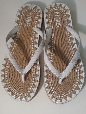 Flojos White-Strap Tan Pattern Flip Sandals
